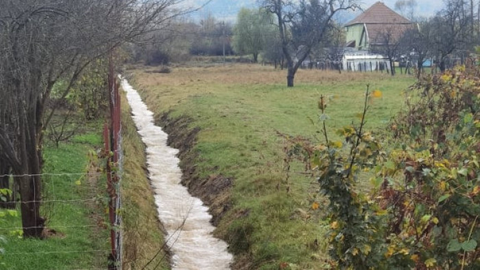 Durva esőzés Hevesben: falvakat önthet el a víz