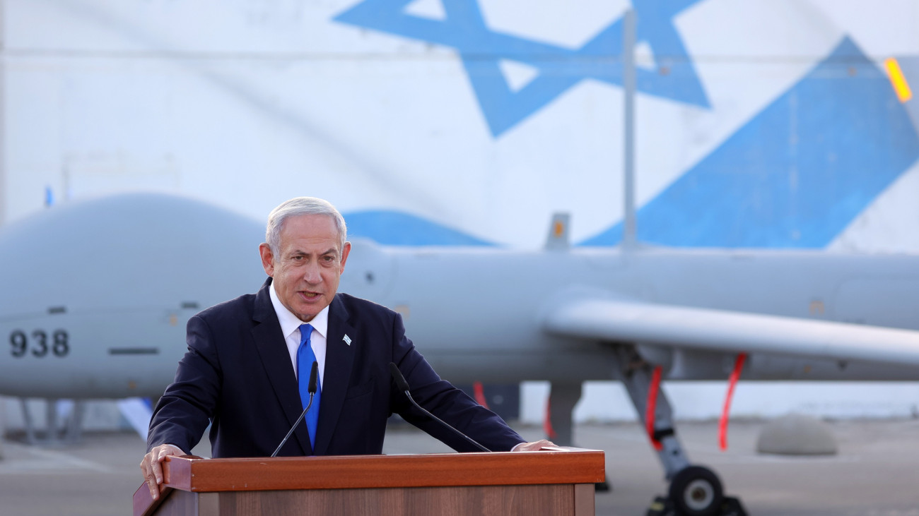 Benjámin Netanjahu izraeli miniszterelnök beszédet mond egy Hermes 900-as pilóta nélküli felderítő repülőgép előtt a Risón Lecijónban lévő Palmachim légibázison 2023. július 5-én.