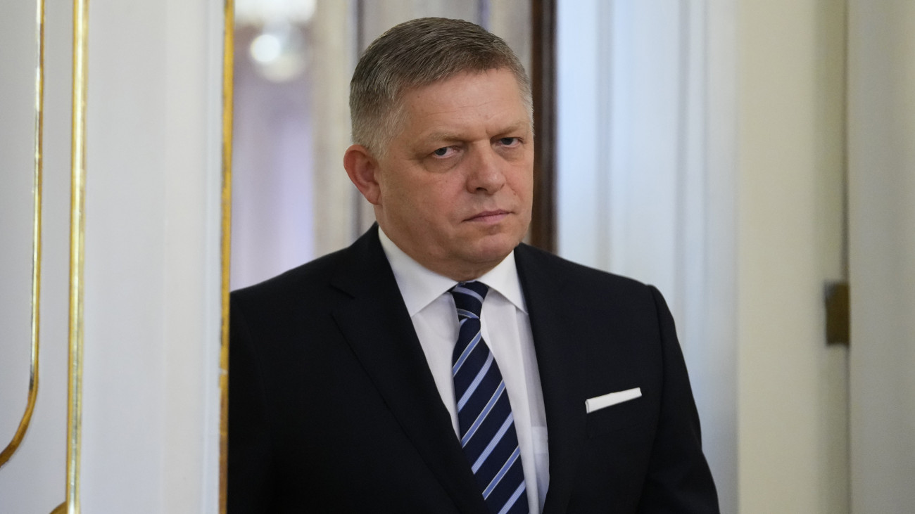 Robert Fico szlovák miniszterelnök a szeptember végi szlovák parlamenti választások eredményeképpen megalakuló kormány beiktatási ünnepségére érkezik a pozsonyi elnöki palotában 2023. október 25-én.