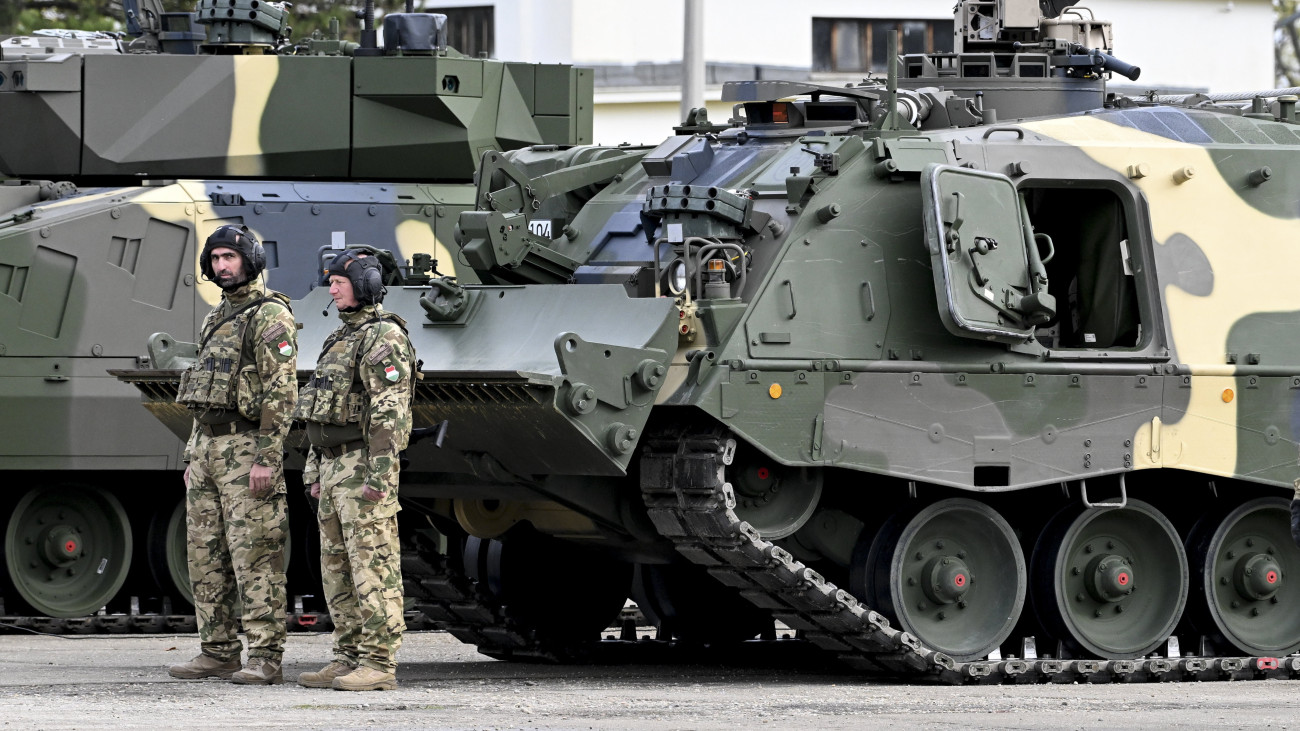 Katonák egy ARV harcjármű vontató előtt a NATO-erők részvételével megrendezett Adaptive Hussars 23 többnemzeti országos gyakorlat megnyitóján a hódmezővásárhelyi Zrínyi Miklós Laktanyában 2023. november 7-én.