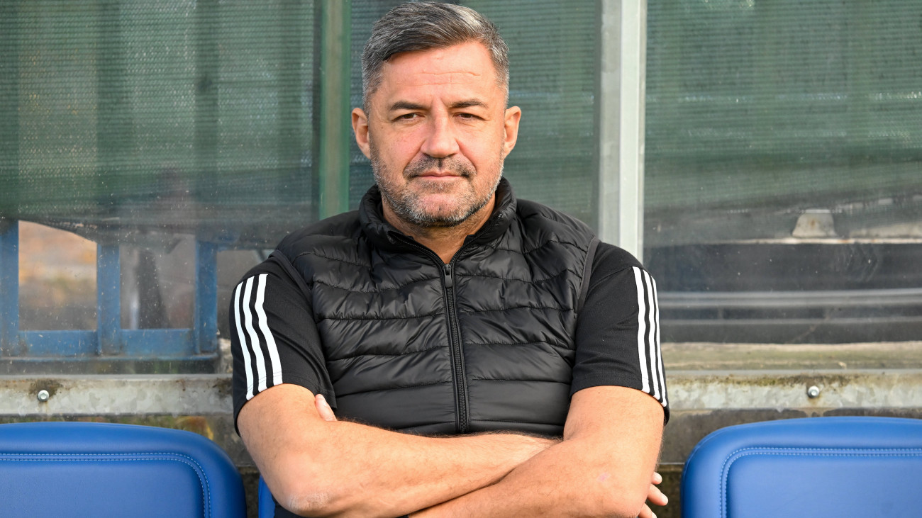 Mátyus János, a Kisvárda vezetőedzője a labdarúgó MOL Magyar Kupa 4. fordulójában a fővárosi Unione FC - Kisvárda Master Good mérkőzésen a III. kerületi TVE Sporttelepen 2023. november 1-jén.