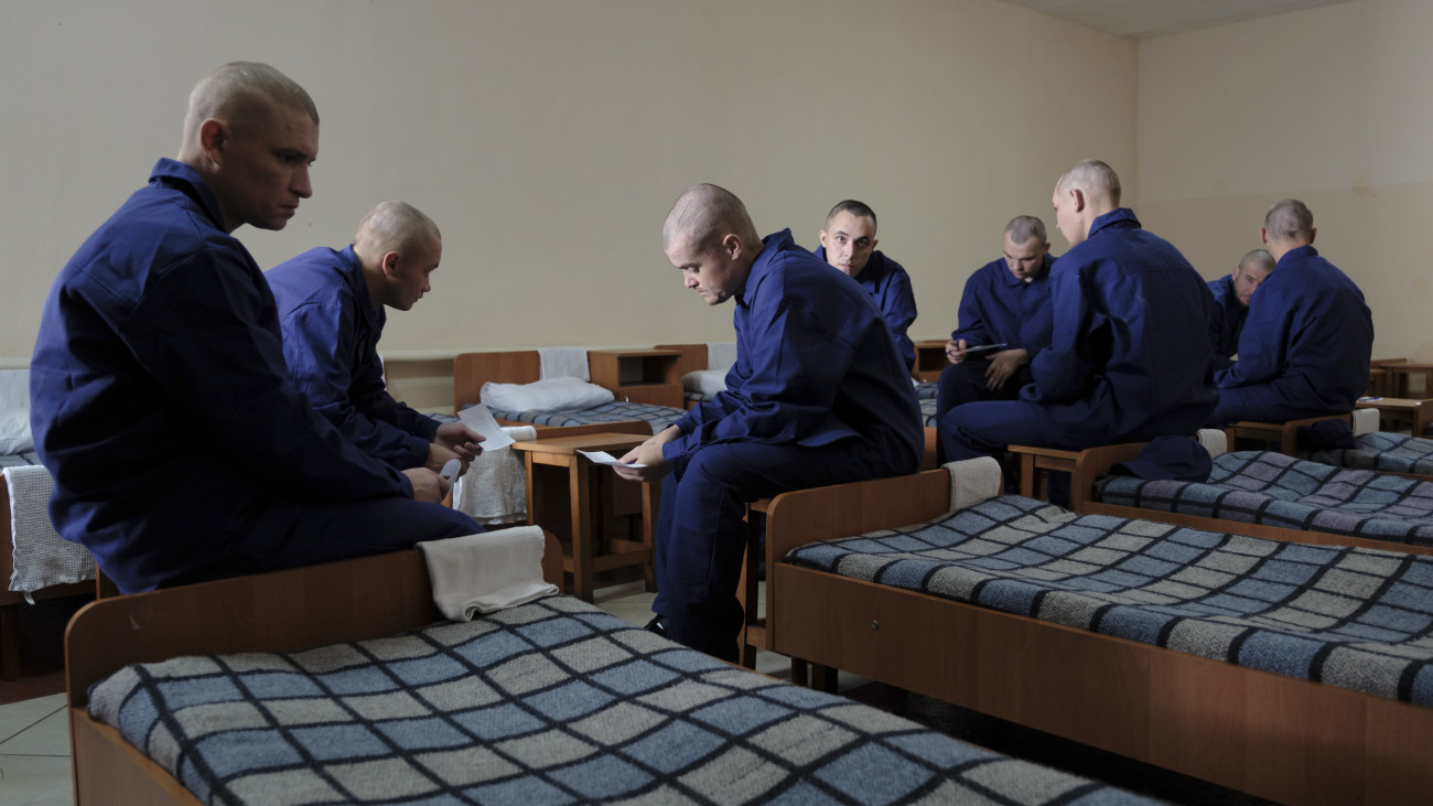 Orosz hadifoglyok a nyugat-ukrajnai Lembergi területen lévő börtönükben 2023. augusztus 3-án, az Ukrajna elleni orosz háború alatt.