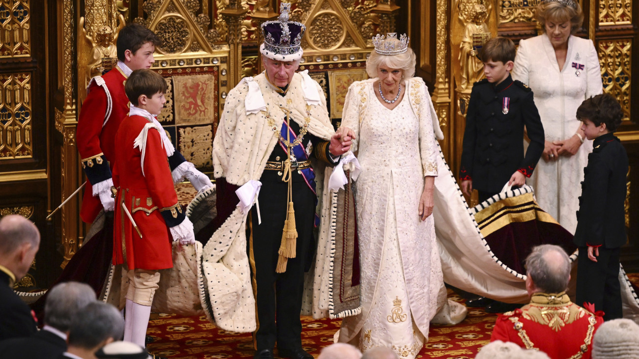London, 2023. november 7.III. Károly brit uralkodó és felesége, Kamilla királyné távozik a felsőház ülésterméből, miután a király megnyitotta az 58. parlament negyedik ülésszakát Londonban 2023. november 7-én. A trónbeszéd - amely III. Károly első parlamenti beszéde uralkodóként - a konzervatív kormánynak az új ülésszakra vonatkozó törvénykezési munkatervét ismerteti.