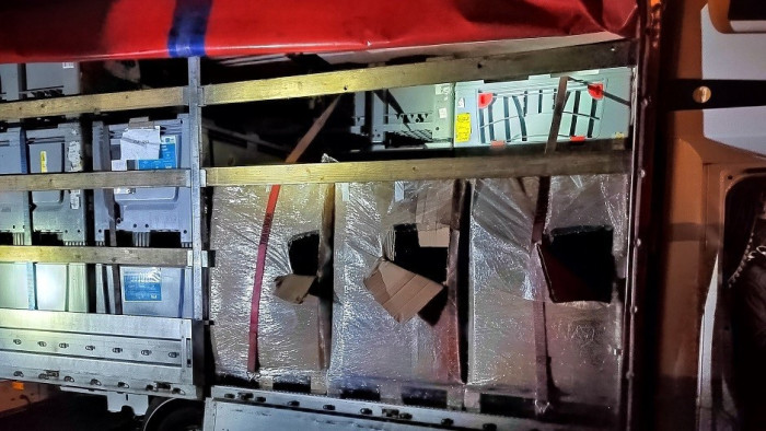 25 kurd illegális bevándorlót akart átcsempészni az osztrák határon egy furgonos