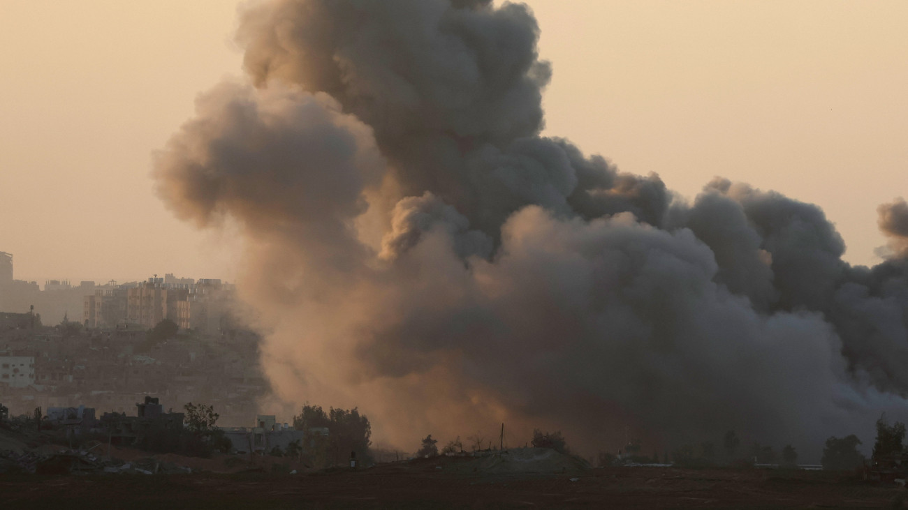 Füst száll a magasba egy izraeli légicsapás után a Gázai övezet északi részében a dél-izraeli Szderótból fotózva 2023. november 7-én. A Gázai övezetet irányító Hamász palesztin iszlamista szervezet fegyveresei október 7-én támadást indítottak Izrael ellen, több mint 1400 embert meggyilkoltak, további mintegy háromezret megsebesítettek, valamint 200-nál is több embert elraboltak és túszként tartanak fogva. Az izraeli válaszcsapások halálos áldozatainak száma átlépte a 9700-at, a sebesülteké pedig megközelíti a 25 ezret a palesztinok lakta területeken.