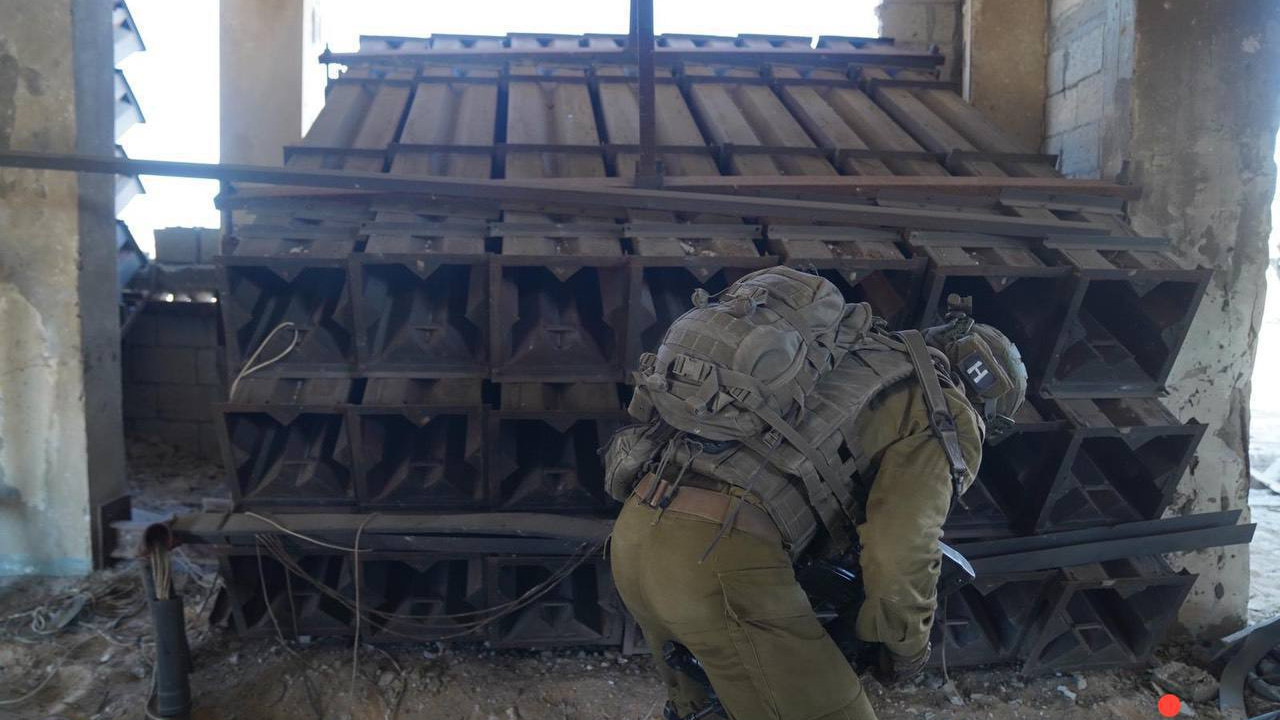 Egy gázai cserkészközpontban elrejtett Hamász rakétavető csövek. Forrás: X / The Real News