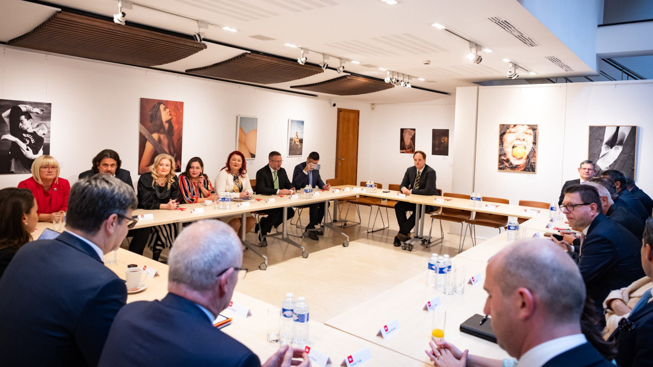 A Sándor-palota által közreadott képen Novák Katalin köztársasági elnök (b, háttal) találkozója a magyar EP-képviselőkkel Brüsszelben 2023. november 8-án.