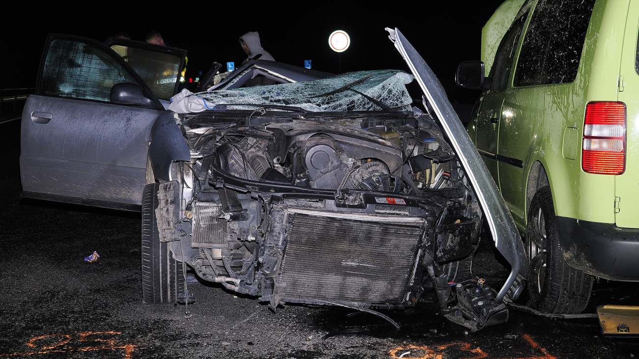 Összeroncsolódott személyautók az M9-es autóúton Szekszárd közelében 2023. november 8-án. Az út 3-as és 4-es kilométere között három autó összeütközött, a balesetben ketten meghaltak.