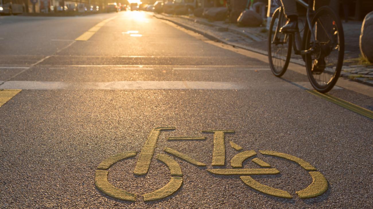 cyclist on a pop-up-bikelane in sunset