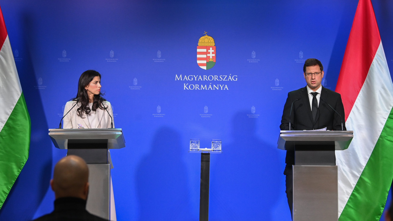 Gulyás Gergely Miniszterelnökséget vezető miniszter és Szentkirályi Alexandra kormányszóvivő (b) a Kormányinfó sajtótájékoztatón a Miniszterelnöki Kabinetiroda épületében 2023. november 9-én.
