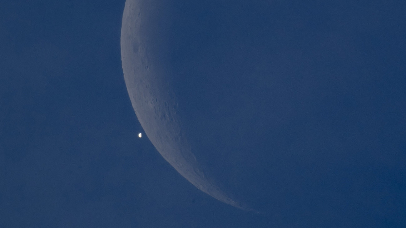 A Vénusz (Esthajnalcsillag) és a Hold Egerszalókról fotózva 2023. november 9-én. Ezen a napon van az év egyetlen, Magyarországról látható bolygófedése, amikor a fogyó Hold vékony sarlója eltakarja a Vénuszt.