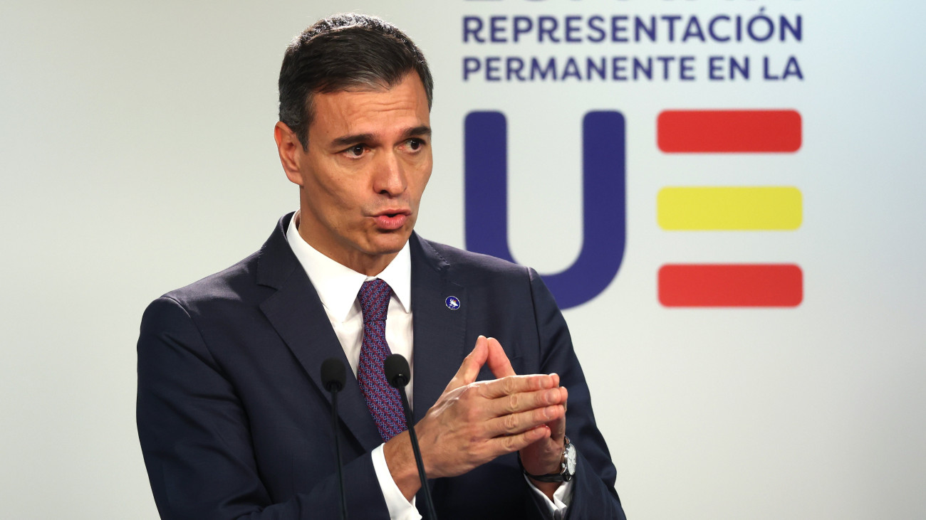 Pedro Sánchez spanyol kormányfő sajtóértekezletet tart az Európai Unió brüsszeli csúcstalálkozójának második napi ülése után 2023. október 27-én.