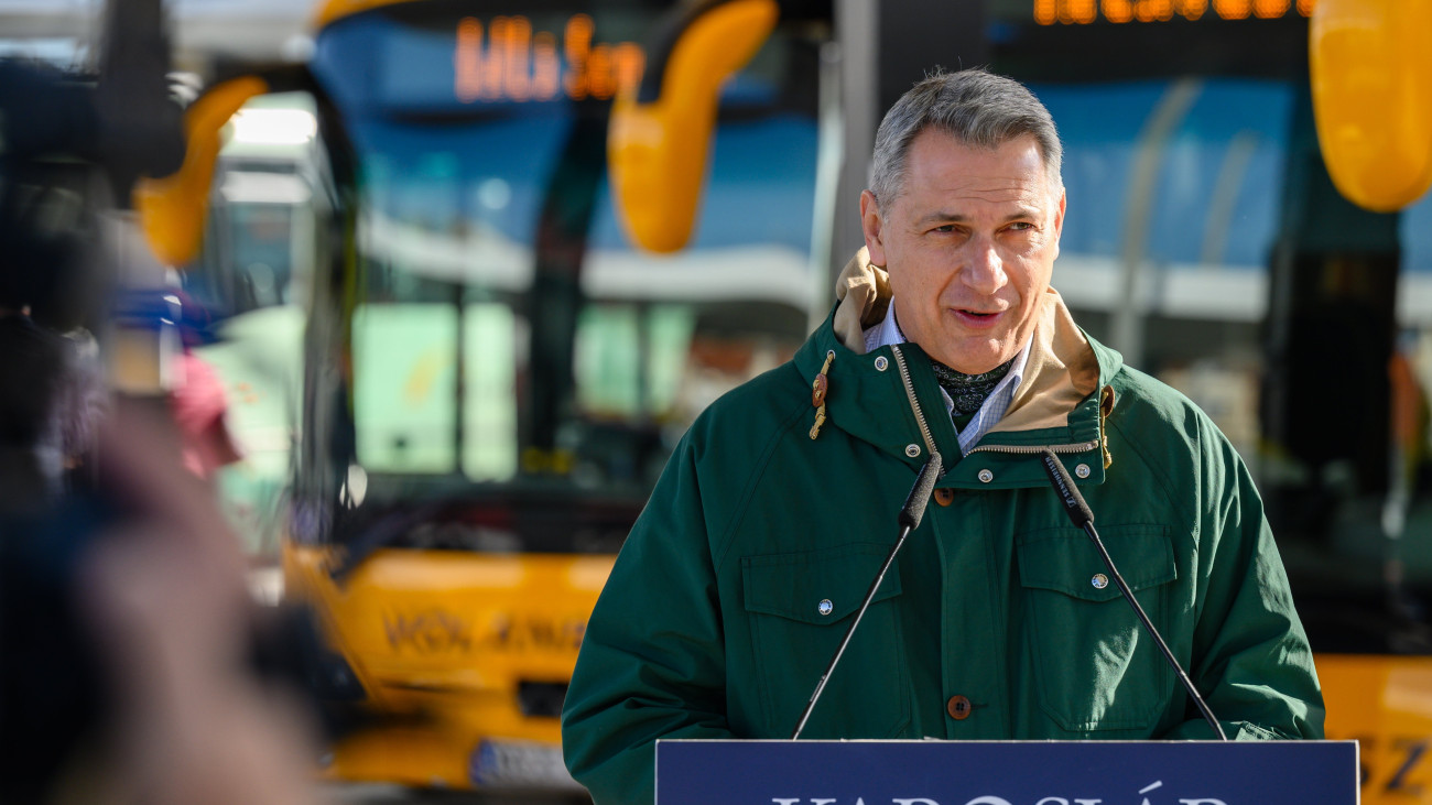 Lázár János építési és közlekedési miniszter beszédet mond a Volánbusz Zrt. Somogy vármegye helyközi közlekedésében részt vevő 22 új, Credobus Econell 12 típusú, dízelüzemű autóbuszának átadásán Kaposváron 2023. november 9-én.