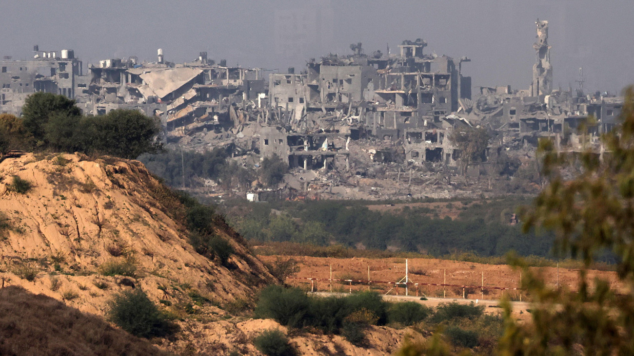 Izraeli légicsapásokban megsemmisült lakóépület romjai a Gázai övezet északi részében a dél-izraeli Szderótból fotózva 2023. november 8-án. A Gázai övezetet irányító Hamász palesztin iszlamista szervezet fegyveresei október 7-én támadást indítottak Izrael ellen, több mint 1400 embert meggyilkoltak, további mintegy háromezret megsebesítettek, valamint legalább 240 embert elraboltak, és túszként tartanak fogva. A gázai egészségügyi minisztérium tájékoztatása szerint az övezet ellen elindított izraeli hadműveletek halálos áldozatainak száma már meghaladta a tízezret.