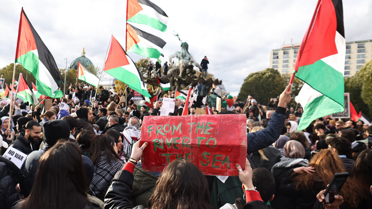 Palesztinokat támogató tüntetők Berlinben 2023. november 4-én. A Gázai övezetet irányító Hamász palesztin iszlamista szervezet október 7-én támadást indított Izrael ellen, az izraeli haderő pedig azóta támadja a Hamász katonai létesítményeit a palesztinok lakta övezetben. Izraelben több mint 1400 ember életét vesztette, az izraeli válaszcsapások több mint 9400 palesztin halálát okozták a Gázai övezetben.
