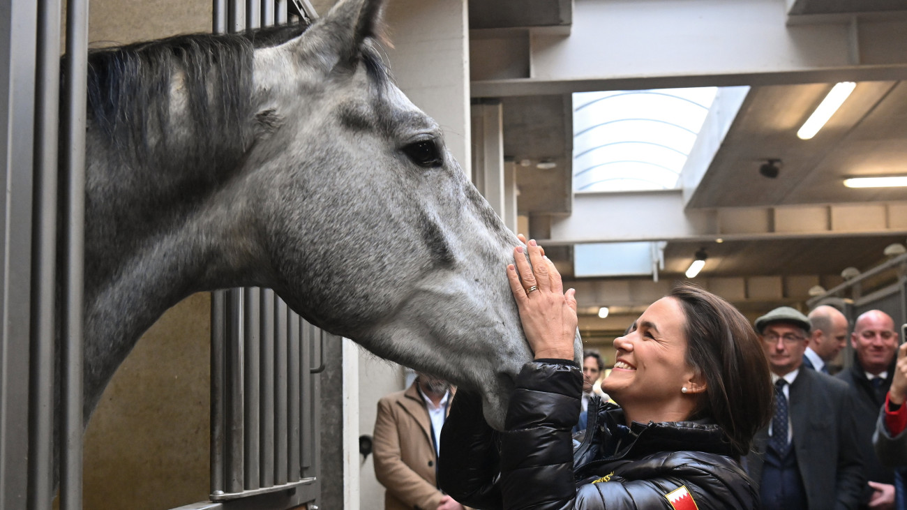Novák Katalin köztársasági elnök látogatást tesz a királyi lovas gárda képzési központjában a belgiumi Wisbecqben 2023. november 10-én.
