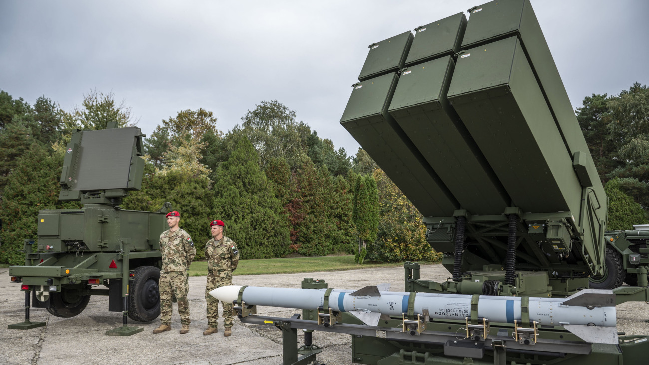 Rakétaindító konténer (j) és légvédelmi radar a NASAMS légvédelmi rakétarendszer átadásán a győri Dánielfy Tibor 205. Légvédelmi Rakétaezred laktanyájában 2023. október 26-án.