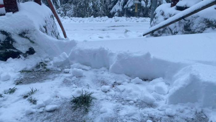 Magyar turistákat is bezártak a nagy hóviharok Romániában - képek