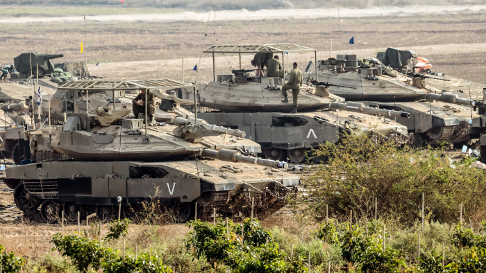 Izrael harcjárművekkel sorakozott fel a feltételezett Hamász-központ körül