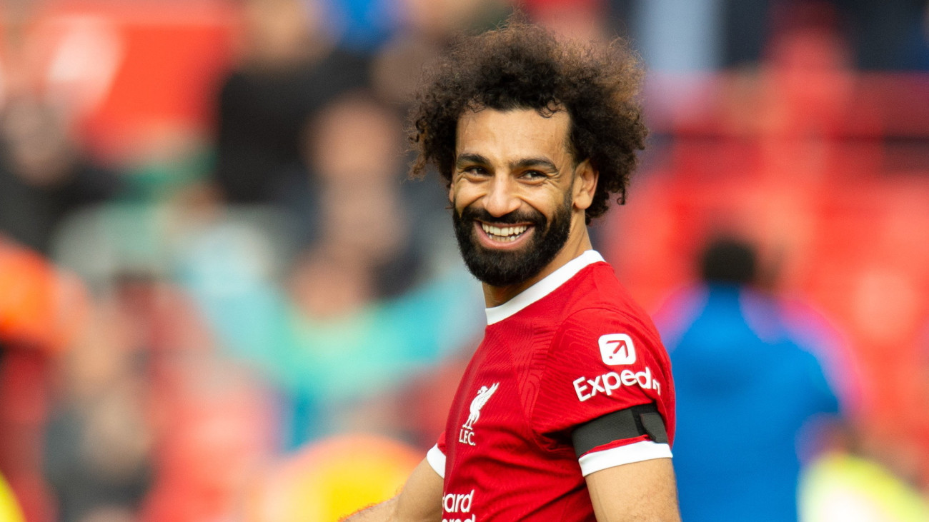 Mohamed Salah, a Liverpool kétszeres gólszerzője a második gólját ünnepli az angol első osztályú labdarúgó-bajnokságban játszott FC Liverpool-Everton mérkőzésen Liverpoolban 2023. október 21-én. A Liverpool 2-0-ra győzött.