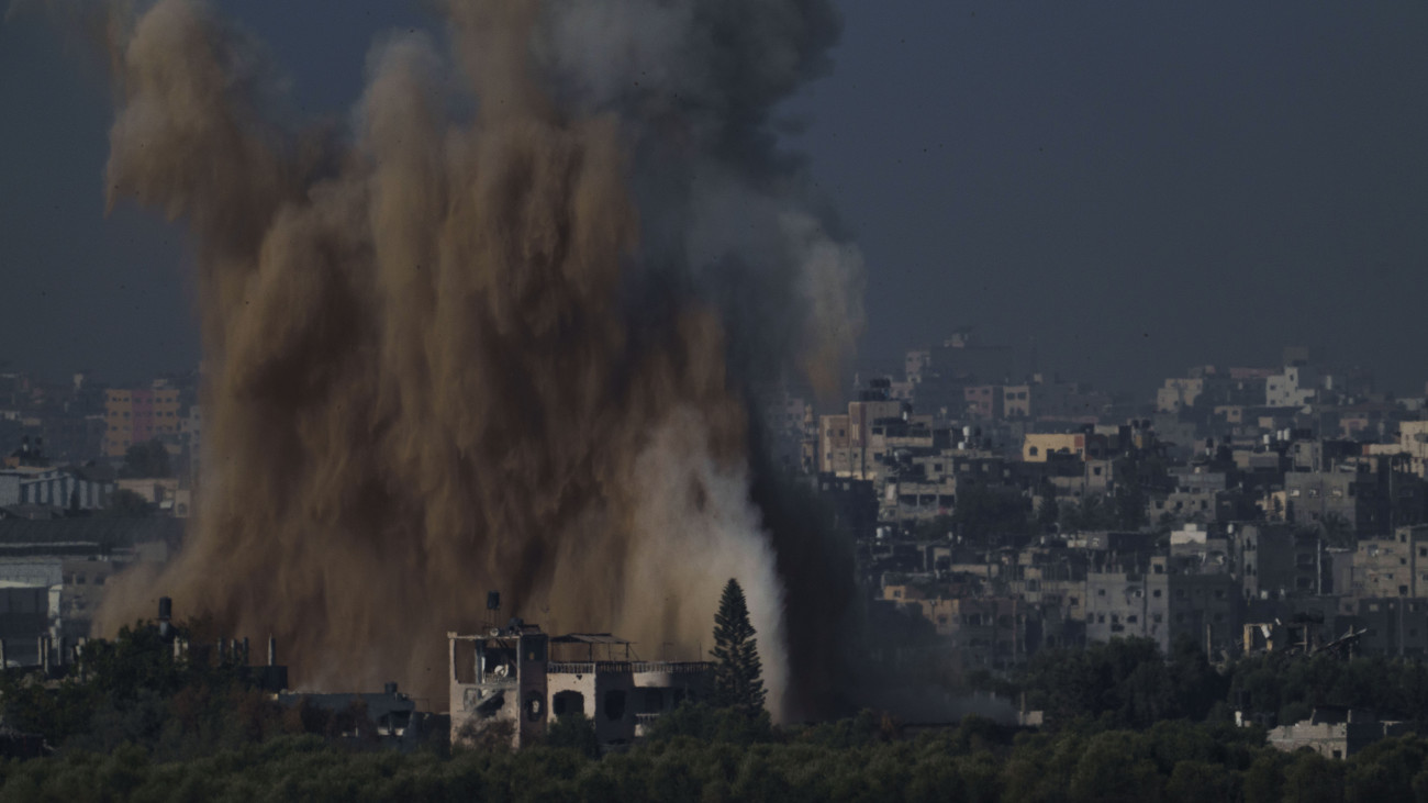 Izrael légicsapást mér a Gázai övezet északi részére Dél-Izraelből fotózva 2023. november 10-én. A Gázai övezetet irányító Hamász palesztin iszlamista szervezet fegyveresei október 7-én támadást indítottak Izrael ellen, több mint 1400 embert meggyilkoltak, további mintegy háromezret megsebesítettek, valamint legalább 240 embert elraboltak, és túszként tartanak fogva. Palesztin vezetők szerint eddig 10 569 ember vesztette életét az övezet ellen elindított izraeli hadműveletekben.