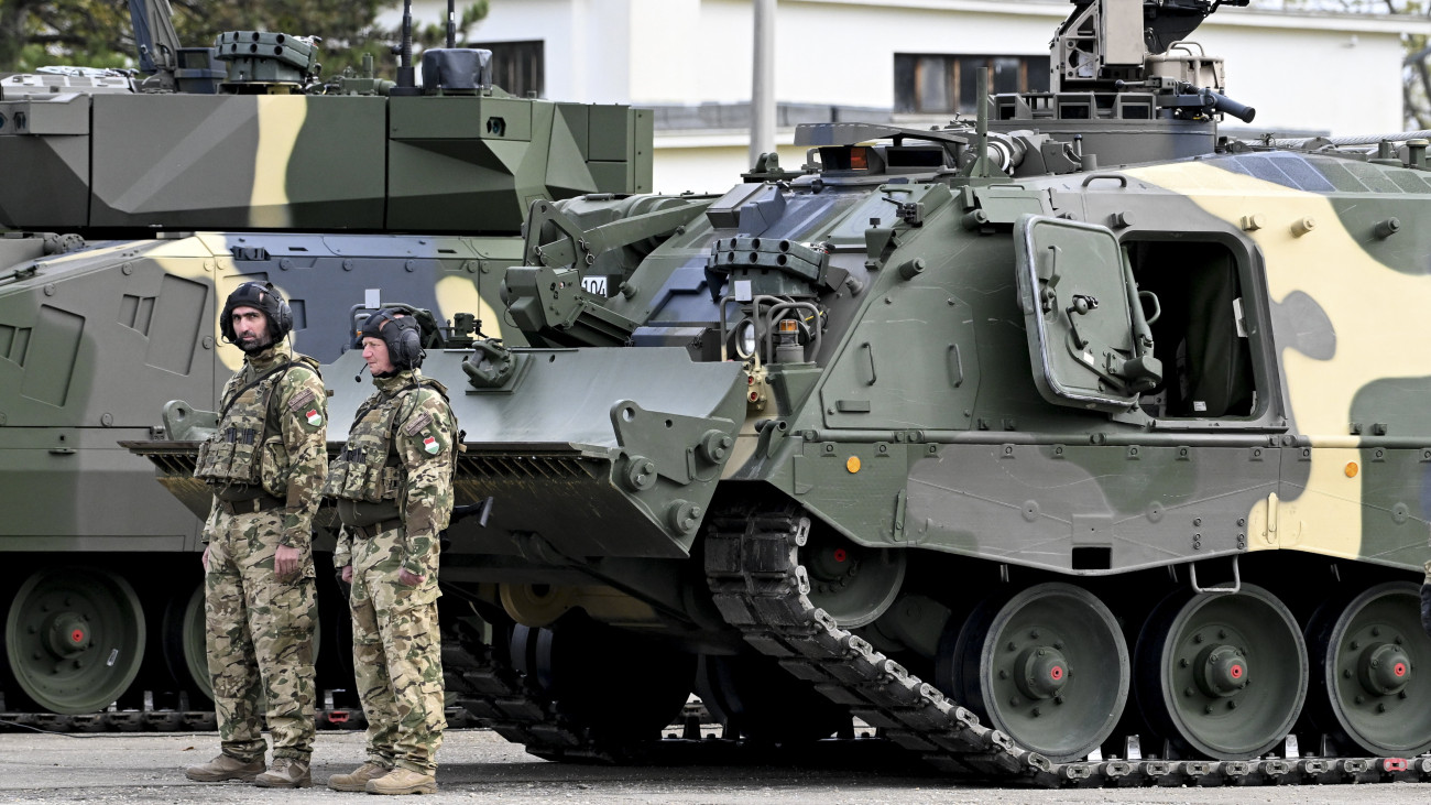 Katonák egy ARV harcjármű vontató előtt a NATO-erők részvételével megrendezett Adaptive Hussars 23 többnemzeti országos gyakorlat megnyitóján a hódmezővásárhelyi Zrínyi Miklós Laktanyában 2023. november 7-én.