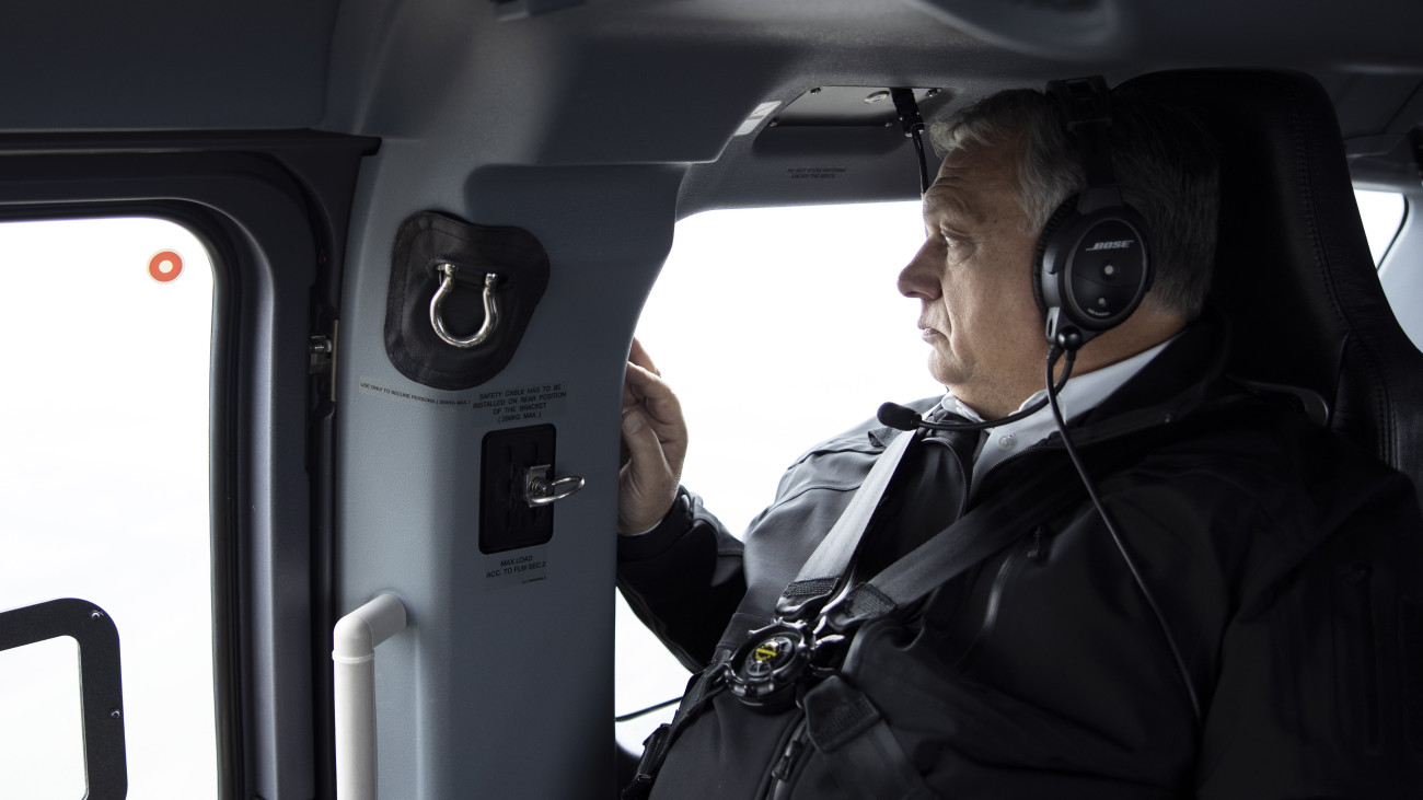 A Miniszterelnöki Sajtóiroda által közreadott képen Orbán Viktor miniszterelnök a Magyar Honvédség Airbus H-145M típusú helikopterének fedélzetén az Adaptive Hussars 2023 többnemzeti országos hadgyakorlat idején 2023. november 13-án.