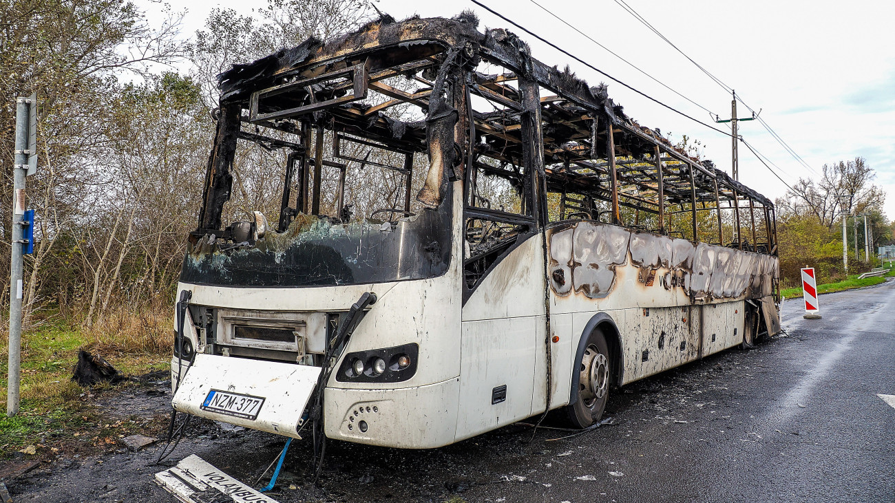 Kiégett menetrend szerinti autóbusz a 6-os főúton Dunaföldvár közelében 2023. november 13-án. A járaton tíz ember utazott, ők és a sofőr sérülés nélkül el tudták hagyni az égő járművet. A tüzet a dunaújvárosi és a solti hivatásos, valamint a dunaföldvári önkéntes tűzoltók oltották el.
