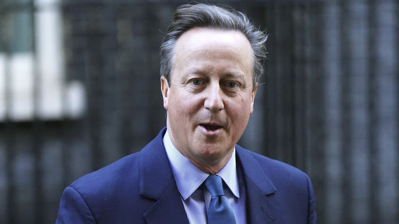 London, 2023. november 13.David Cameron volt miniszterelnök távozik a londoni kormányfői rezidenciáról 2023. november 13-án, miután Rishi Sunak brit miniszterelnök külügyminiszterré nevezte ki. Cameron kinevezésének közvetlen előzményeként Sunak menesztette Suella Bravermant a belügyminiszteri tisztségről, és utódjaként James Cleverly eddigi külügyminisztert nevezte ki.