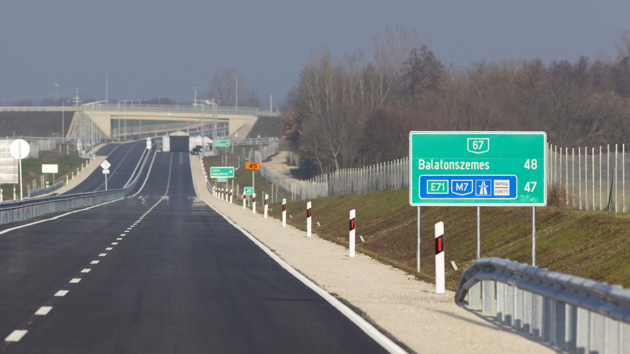A Kaposvárt az M7-es autópályával összekötő 67-es autóút 3,1 kilométer hosszú déli szakasza az ünnepélyes átadás napján Kaposfürednél 2022. december 19-én. A 8 milliárd forintból épült 2x2 sávos, úgynevezett kaposfüredi elkerülő a tervezettnél 4 hónappal korábban készült el.