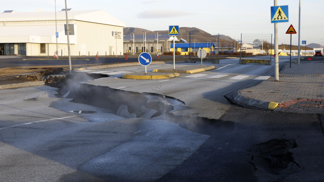 Gőz szivárog egy meghasadt út repedéséből az Izland délnyugati részén fekvő Grindavik városban 2023. november 13-án. A városl lakóinak evakuálására azt követően került sor, hogy rendkívüli intenzitású földrengések rázták meg a régiót. A rengések vulkáni aktivitást jeleznek, a föld mélyén fortyogó láva a szakértők szerint megindult a felszín felé, és akár napokon belül kitörhet a vulkán. A szigetországban rendkívüli állapotot hirdettek, mintegy négyezer embernek kellett elhagynia otthonát.