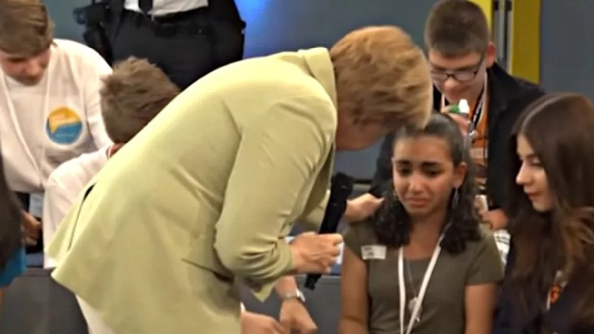 2015-ben Angela Merkel vigasztalta a palesztin lányt, aki most német állampolgárként a Hamászt élteti