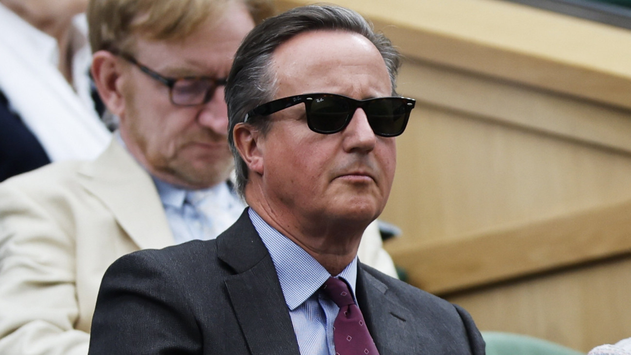 David Cameron volt brit miniszterelnök a spanyol Carlos Alcaraz és a francia Jeremy Chardy küzdelmét nézi a lelátón a wimbledoni teniszbajnokság férfi egyes versenyének első fordulójában 2023. július 4-én.