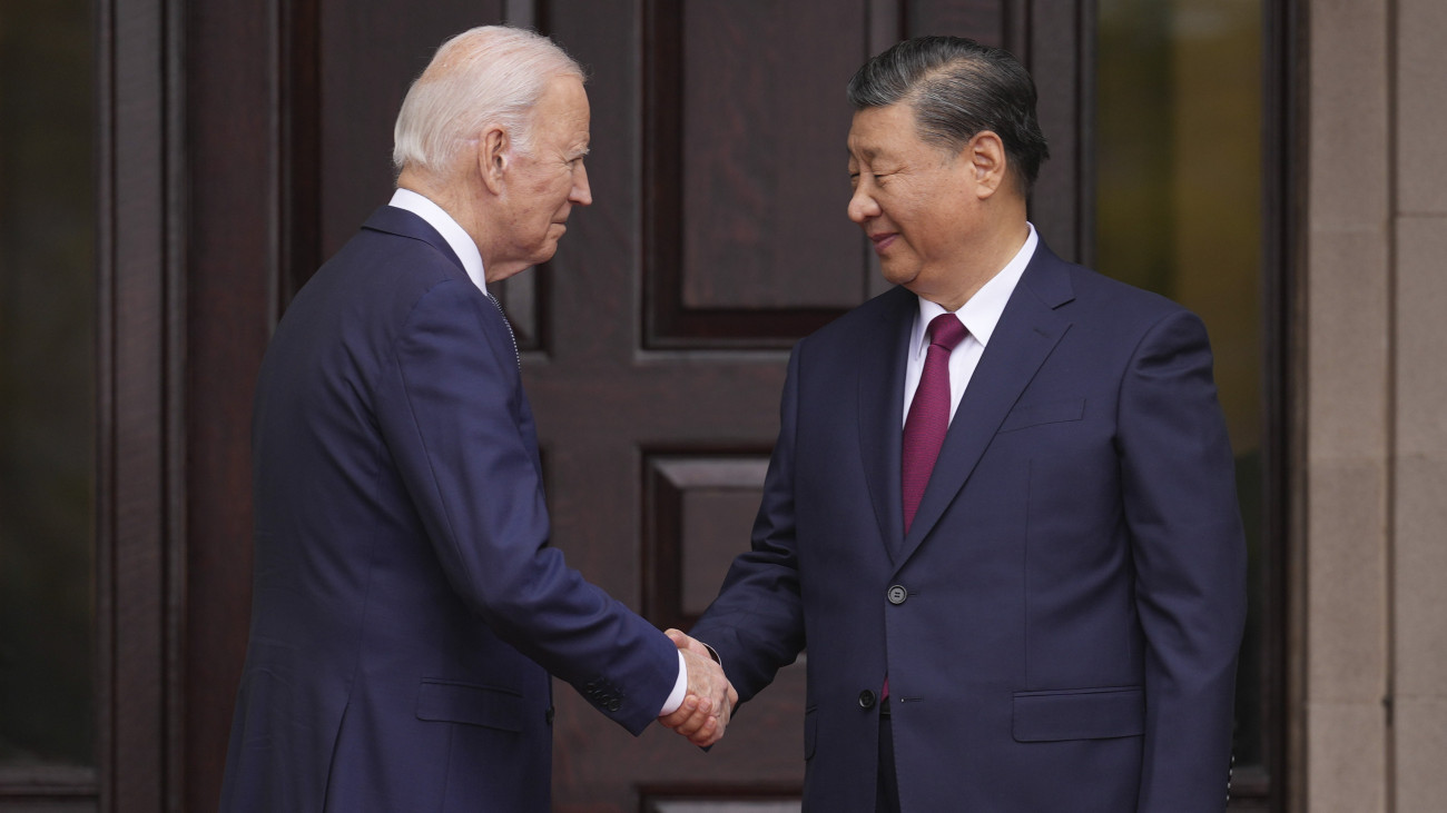Joe Biden amerikai elnök (b) fogadja az Ázsiai és Csendes-óceáni Gazdasági Együttműködés, az APEC csúcstalálkozójára érkező Hszi Csin-ping kínai elnököt a kaliforniai Woodside-ban 2023. november 15-én.