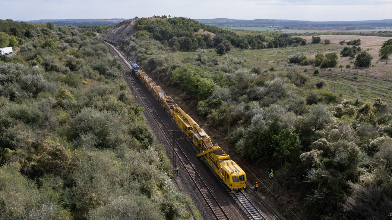 Drónnal készült felvétel - ágyazatrostáló géplánc dolgozik a győri vasútvonal felújításán Szárnál 2023. október 4-én. A felújítás idejére Bicske, Tatabánya és Budaörs térségében pótlóbuszjáratot állított forgalomba a MÁV.