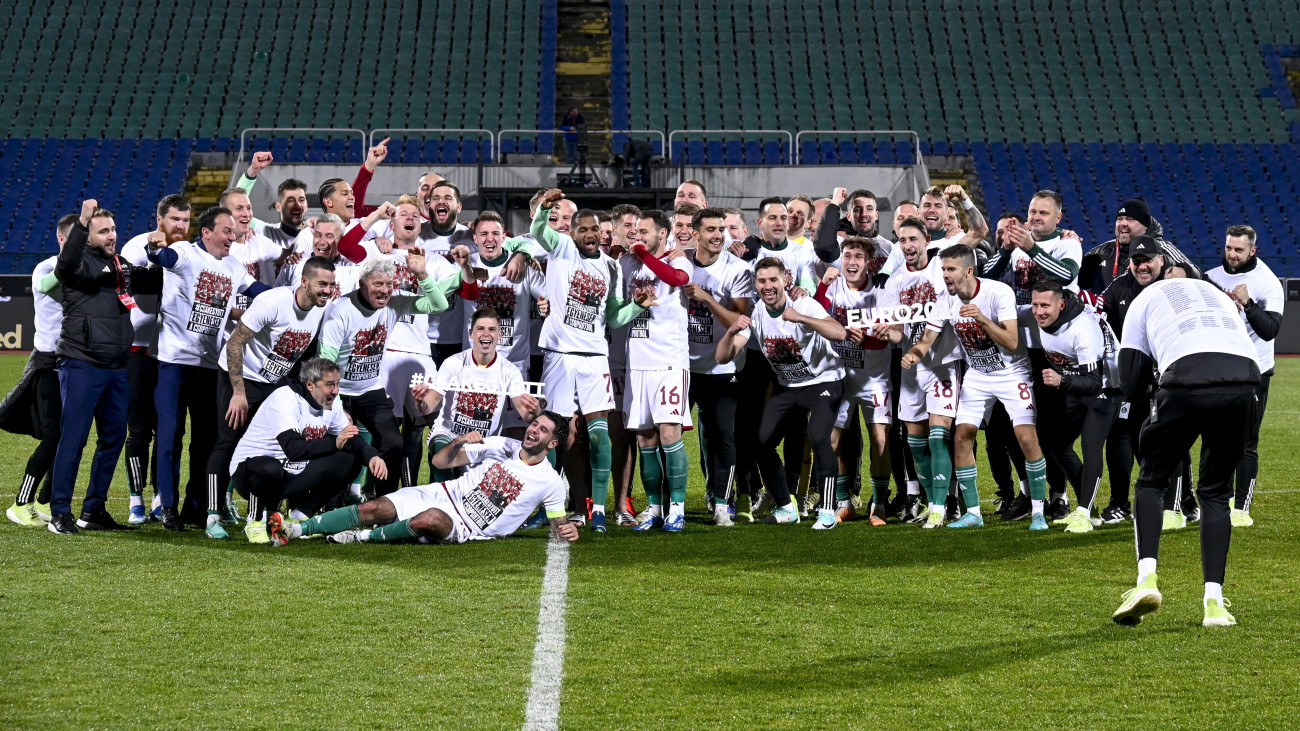 A magyar csapat tagjai ünnepelnek a labdarúgó Európa-bajnoki selejtezők kilencedik fordulójában, a G csoportban játszott Bulgária - Magyarország mérkőzés után a szófiai Vaszil Levszki Nemzeti Stadionban 2023. november 16-án. A találkozó 2-2-es döntetetlenre végződött, a magyar válogatott kijutott a jövő évi Európa-bajnokságra.