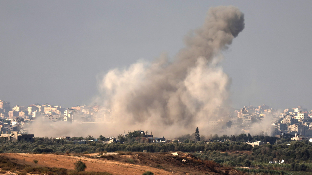 Az izraeli hadsereg légicsapást mér a Gázai övezet északi részére a dél-izraeli Szderótból fotózva 2023. november 17-én.A Hamász palesztin iszlamista szervezet fegyveresei október 7-én támadást indítottak Izrael ellen, az izraeli haderő pedig válaszul légi és szárazföldi hadműveleteket hajt végre a Gázai övezetben.