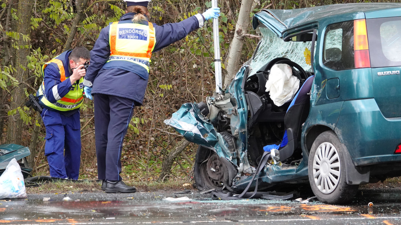 Rendőrök helyszínelnek egy összeroncsolódott személygépkocsinál az 5-ös főút 72-es kilométerénél Lajosmizse közelében, ahol két személyautó frontálisan összeütközött 2023. november 17-én. A balesetet okozó 69 éves férfi a helyszínen életét vesztette. Az ütközés másik sofőrjét súlyos sérülésekkel kórházba vitték.