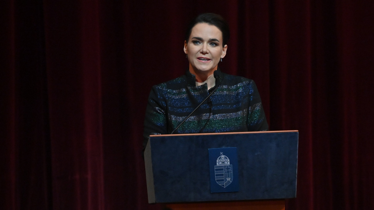 Novák Katalin köztársasági elnök beszédet mond a Pest, Buda és Óbuda egyesítésének, Budapest születésének 150. évfordulója alkalmából rendezett gálakoncerten a Vígszínházban november 17-én.