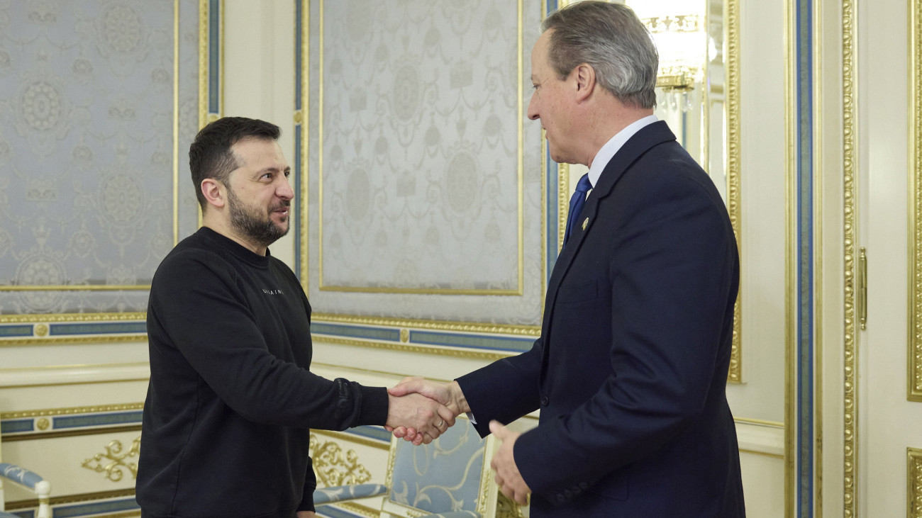 Az ukrán elnöki sajtószolgálat által közreadott képen Volodimir Zelenszkij ukrán elnök (b) fogadja David Cameron brit külügyminisztert Kijevben 2023. november 16-án.