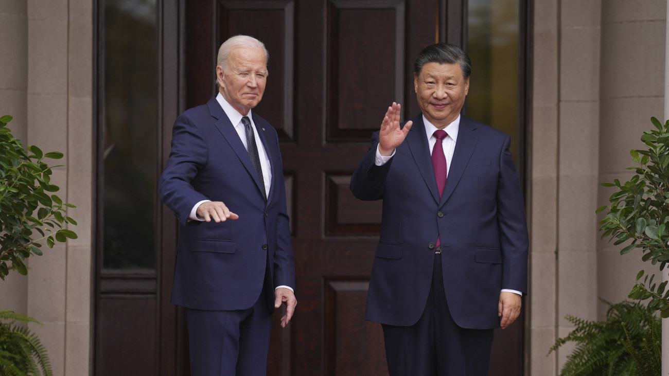 Joe Biden amerikai elnök (b) fogadja az Ázsiai és Csendes-óceáni Gazdasági Együttműködés, az APEC csúcstalálkozójára érkező Hszi Csin-ping kínai elnököt a kaliforniai Woodside-ban 2023. november 15-én.