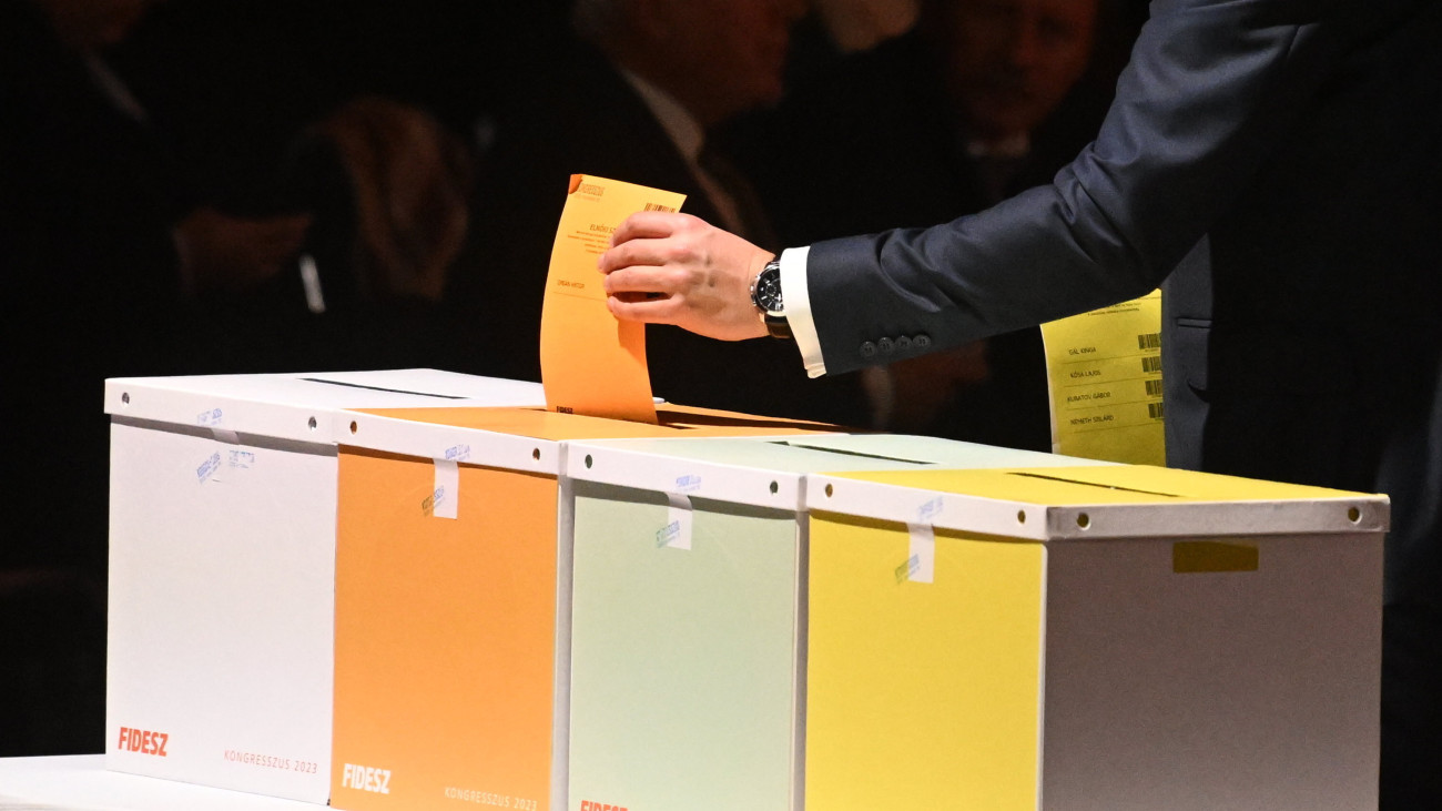 Szavaznak a küldöttek a Fidesz  Magyar Polgári Szövetség tisztújító kongresszusán a Hungexpón 2023. november 18-án.