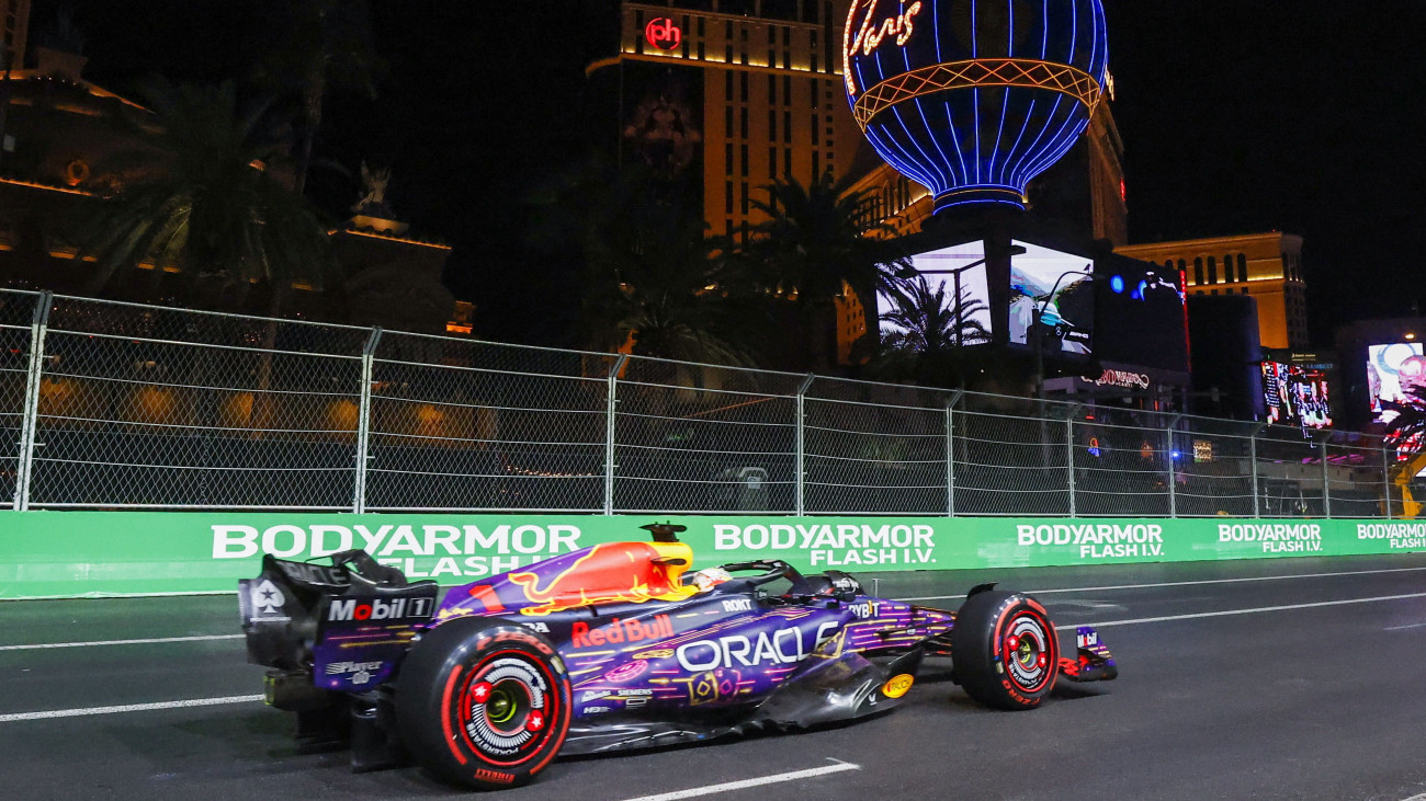 Max Verstappen, a Red Bull holland versenyzője a Forma-1-es autós gyorsasági világbajnokság Las Vegas-i Nagydíjának harmadik szabadedzésén 2023. november 17-én. Az első Las Vegas-i futamot november 19-én rendezik a kaszinóvárosban.