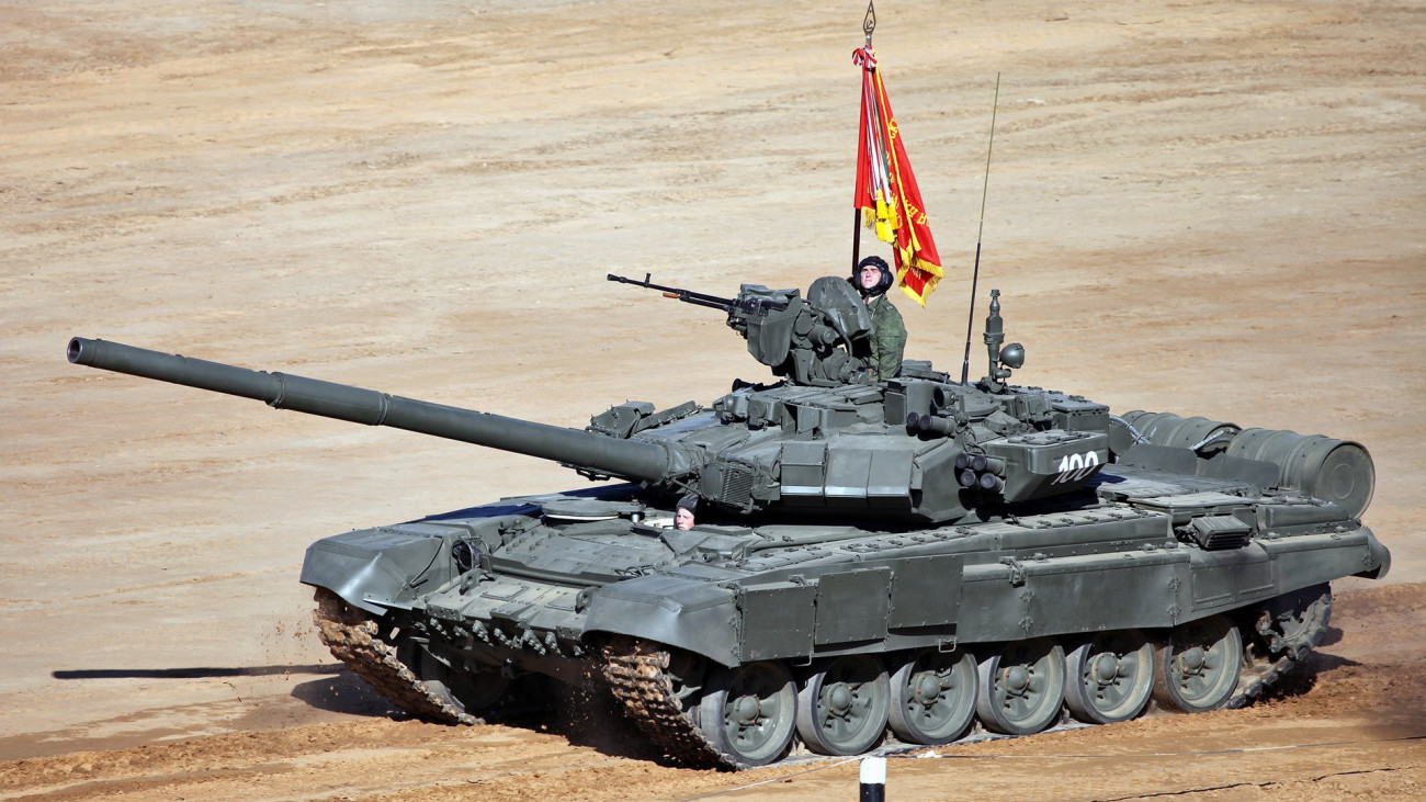 Orosz T-90-es harckocsi egy katonai parádén. Forrás: Wikipédia