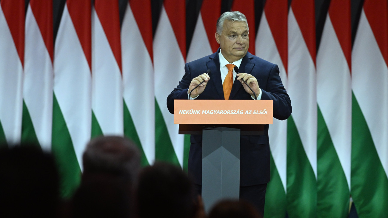 Orbán Viktor miniszterelnök, a Fidesz újraválasztott elnöke, mielőtt beszédet mond a Fidesz  Magyar Polgári Szövetség tisztújító kongresszusán a Hungexpón 2023. november 18-án.