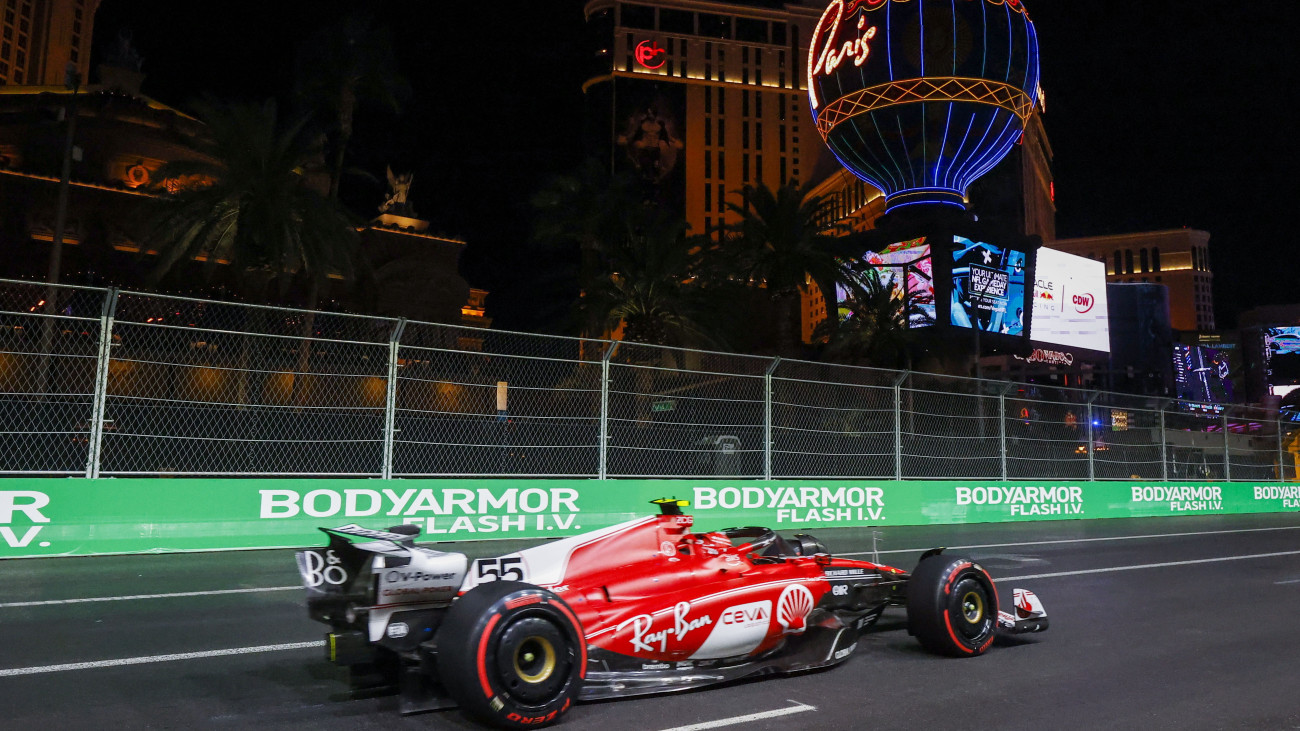Carlos Sainz, a Ferrari spanyol versenyzője a Forma-1-es autós gyorsasági világbajnokság Las Vegas-i Nagydíjának harmadik szabadedzésén 2023. november 17-én. Az első Las Vegas-i futamot november 19-én rendezik a kaszinóvárosban.