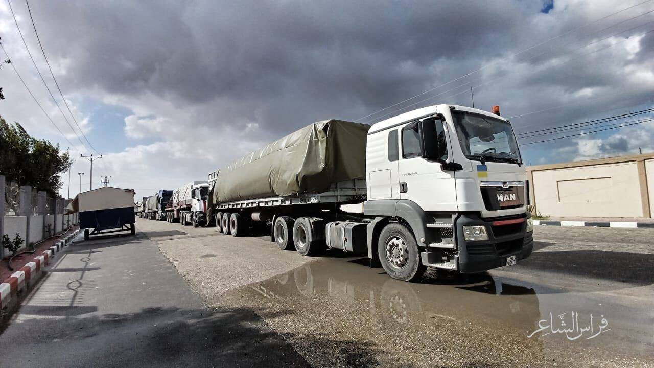 Segélyszállító teherautó érkezik a rafahi átkelőnél Egyiptomból a Gázai övezetbe. Forrás: X / Children Of Gaza