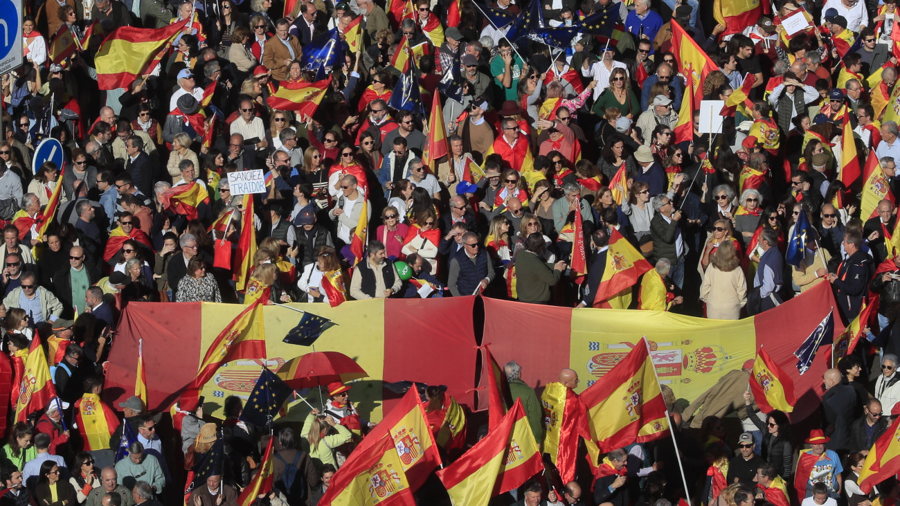 A katalán szeparatistáknak amnesztiát biztosító jogszabály ellen tüntetnek Madrid központjában 2023. november 18-án, egy nappal azt követően, hogy a spanyol parlament jóváhagyta Pedro Sánchez szocialista miniszterelnök újabb négy évre történő kinevezését. A kinevezést támogatta két katalán függetlenségi formáció, a Katalán Köztársasági Baloldal (ERC), az Együtt Katalóniáért (Junts per Catalunya), akiknek ezért amnesztiát kértek a katalán szeparatisták számára.
