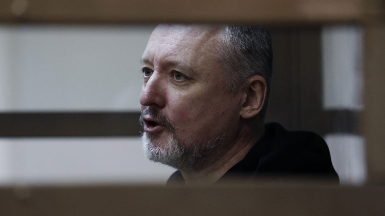 A felbujtással vádolt Igor Girkin, az orosz Szövetségi Biztonsági Szolgálat (FSZB) korábbi ezredese, a szakadár Donyecki Népköztársaság volt védelmi minisztere a moszkvai városi bíróság üvegfalú ketrecében vesz részt a büntetőperének újabb tárgyalásán 2023. október 17-én. Az 52 éves Girkint júliusban vették őrizetbe az orosz hatóságok szélsőségre való felbujtás címén, elítélése esetén öt év szabadságvesztés fenyegeti. A 2014-es kelet-ukrajnai orosz lázadásban fontos szerepet játszó donyecki vezető régóta vehemensen kritizálja az orosz haderő ukrajnai teljesítményét és a védelmi minisztérium tisztségviselőit.  Az Igor Sztrelkov álnéven is ismert katonai bloggernek több mint 730 ezer követője van a Telegram üzenetküldő alkalmazáson.