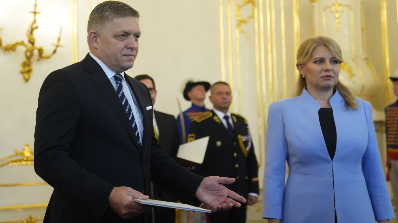 Robert Fico szlovák miniszterelnök és Zuzana Caputová államfő a szeptember végi szlovák parlamenti választások eredményeképpen megalakuló kormány beiktatási ünnepségén a pozsonyi elnöki palotában 2023. október 25-én.